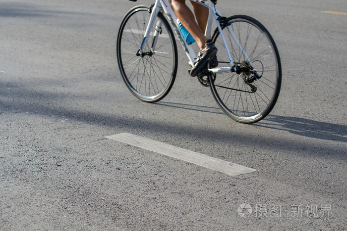在道路上骑自行车