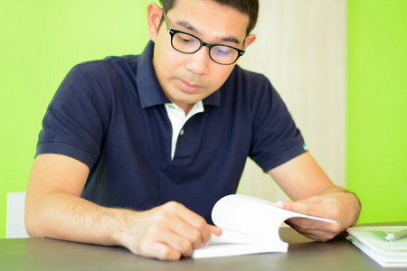 男人读本书在桌子上的   学习与考试概念
