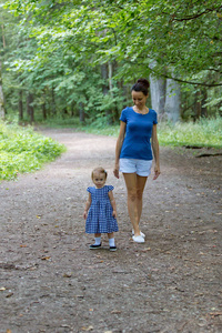 妈妈和女儿正走着穿过树林