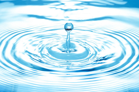 水的飞溅水滴泛着涟漪，抽象的蓝色波浪