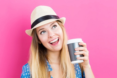 快乐的年轻女人喝咖啡