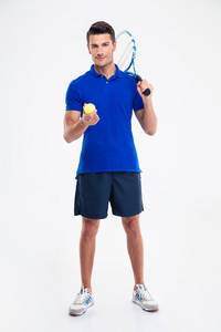 一个快乐的男性网球运动员的全长画像