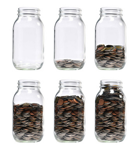 玻璃罐中一叠硬币的台阶图象在白色背景隔绝的商业储蓄成长经济概念