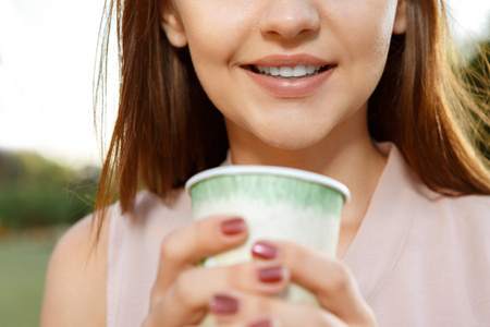 喝杯茶的女孩