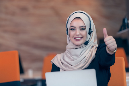 阿拉伯女人在启动办公室工作