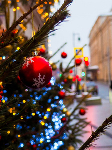 节日彩灯在城市的街道, 抽象背景的圣诞灯, 圣诞装饰品