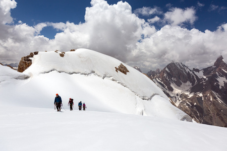 一群登山者在冰场上行走