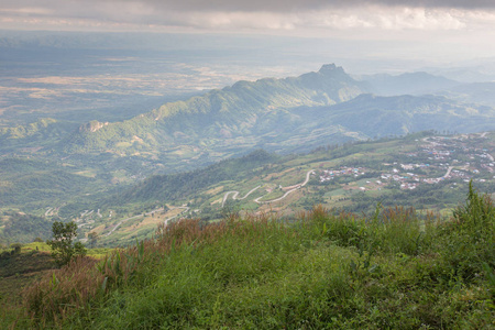 秀丽山风景, 山森林风景在 ev 之下