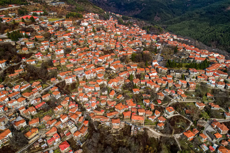 希腊北部伊庇村 Metsovo 的鸟瞰图