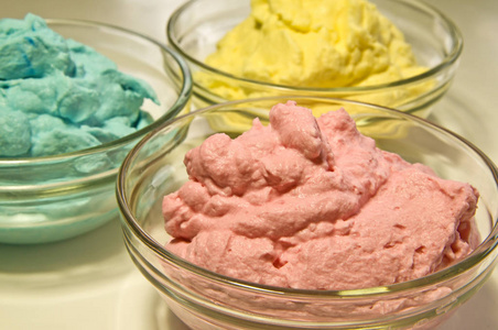 五颜六色的冰淇淋在玻璃碗, 特写