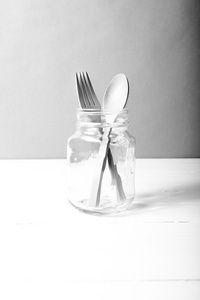 木勺子和叉子玻璃黑色和白色色调颜色样式