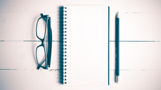 铅笔和记事本与眼镜的复古风格