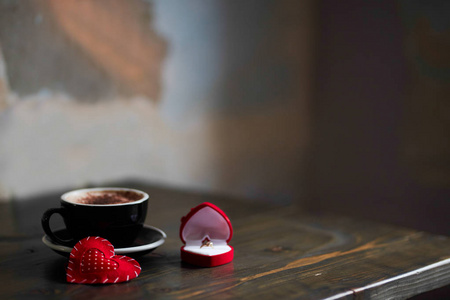 情人节的概念。桌上有一杯咖啡和一颗心