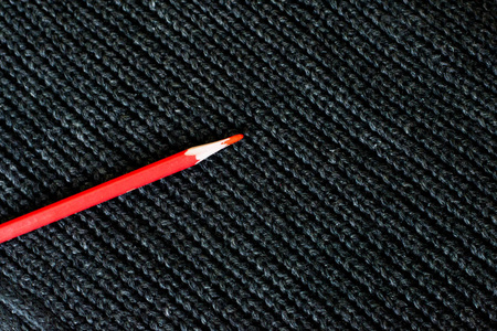 灰色背景上的红色铅笔