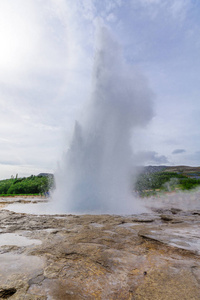 Strokkur 间歇泉的喷发