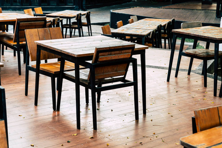 户外餐厅空木桌椅