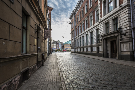 街头的拉脱维亚里加老城的中世纪小镇的早晨。走