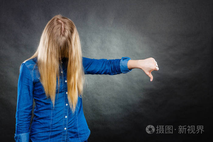 郁闷的金发女人捂脸