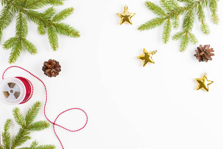 礼品包装。青翠的松树树枝 松果 圣诞装饰白色背景上