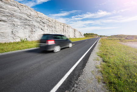 欧洲挪威公路上的汽车