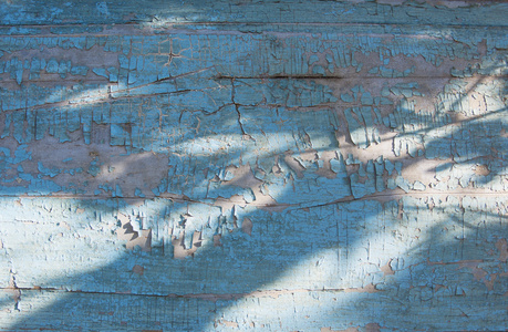质朴的木材纹理与淡蓝色的油漆