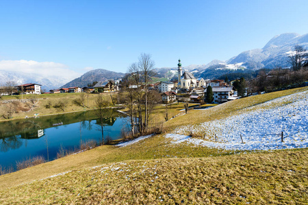村庄的思 im Alpbachtal 在奥地利蒂罗尔