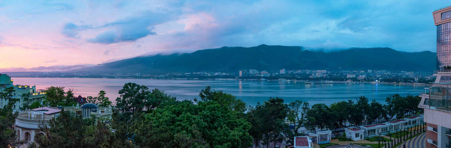 夕阳下的城市天际线, 位于山脚下的海