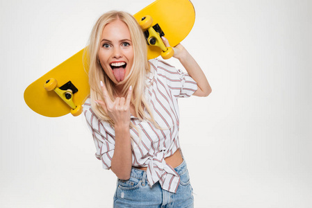 一个快乐的疯女人抱着滑板的肖像