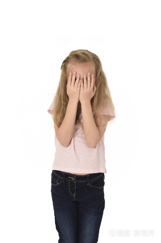 甜甜年轻小女生哭伤心受害者在学校欺负她双手捂着脸