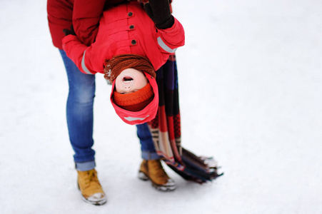 有趣的小孩子和他母亲 havnig 乐趣在白雪皑皑的公园