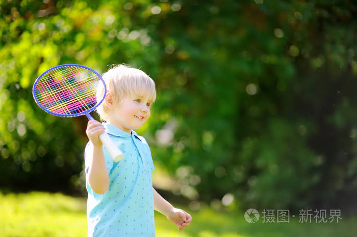 夏天公园的孩子打羽毛球