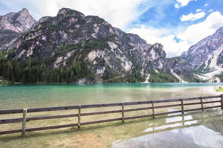 Braies 湖在白云岩, 意大利