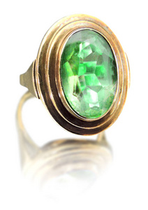 古董与绿色宝石的金戒指