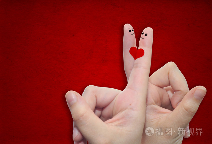 两只手的手指与画一颗心