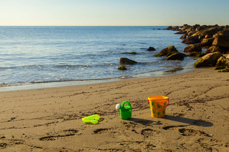 在海滩上的小和塑料玩具