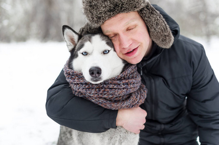 人与狗的品种沙哑冬季雪上