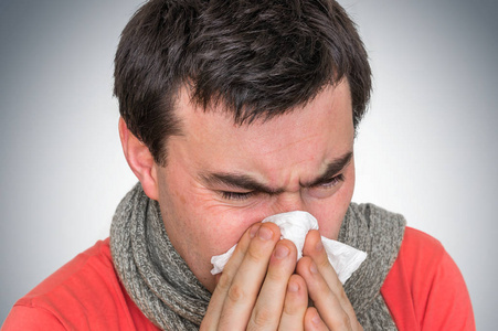生病的人感冒或冷打喷嚏成手帕