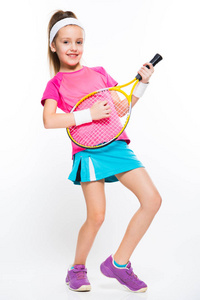 可爱的小女孩网球拍白色背景假装她在弹吉他