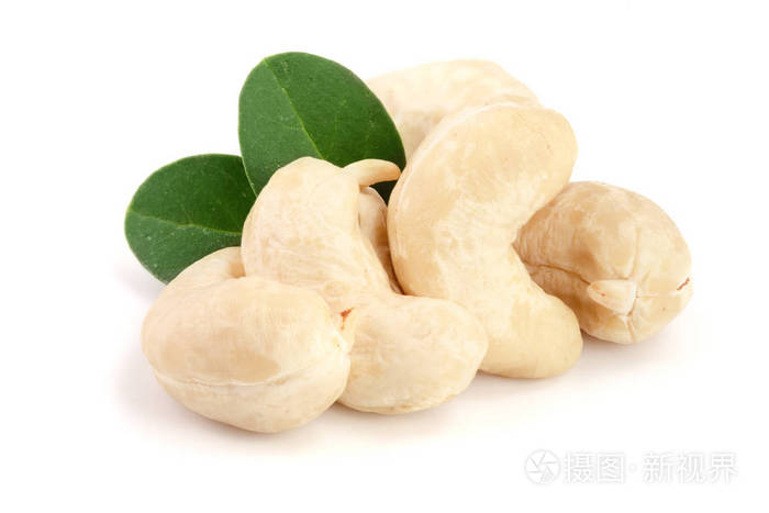 腰果与孤立的白色背景上的叶.宏观