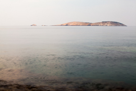 在希腊，萨索斯岛岛波和岩石的爱琴海岸