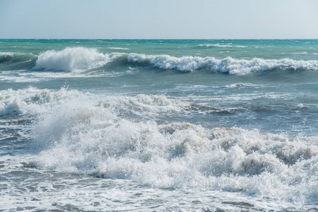 海浪在海面上翻滚到岸边。海上风暴力量