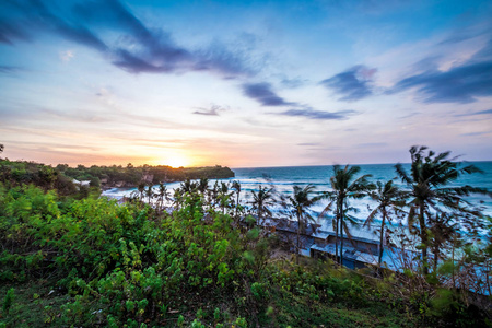 越过海洋，自然组成的日落。美丽的热带景色。巴厘岛，印度尼西亚。Balangan 海滩
