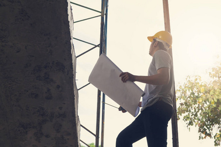 建设概念，工程师和建筑师在施工现场使用蓝图，复古效果