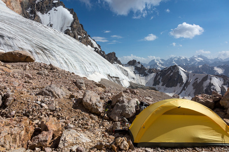 冰川舌和黄色的帐篷