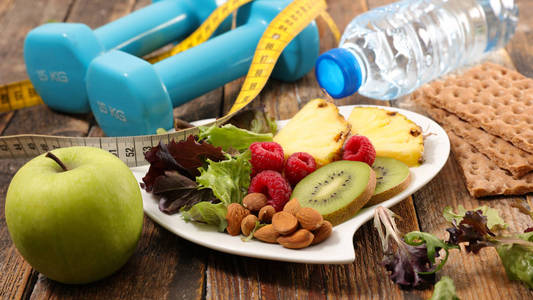 健康食品概念与有机食品, 哑铃, 水和厘米胶带