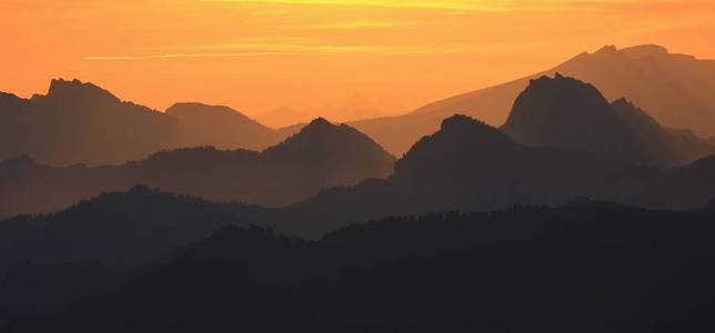 日出在瑞士的阿尔卑斯山，从山 Rigi 查看