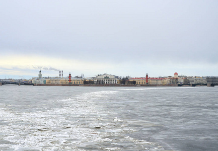 观冷冻涅瓦河与吐的 Vasilyevsky 岛