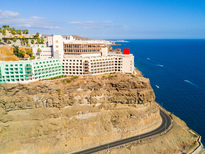 美丽的鸟瞰情报酒店在悬崖上的阿马多雷斯湾的大加那岛上