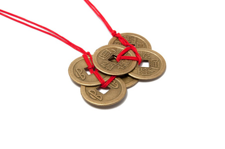 三中国幸运硬币与红色结在白色