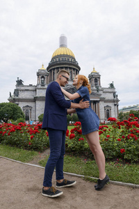 在圣彼得斯堡地标背景对年轻夫妇的爱情故事